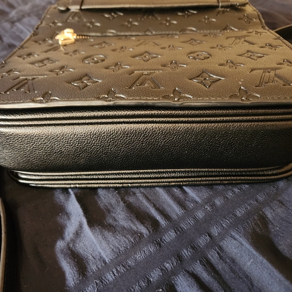 New black Louis Vuitton purse 1900 retail is 2800 - Picture 2 of 8